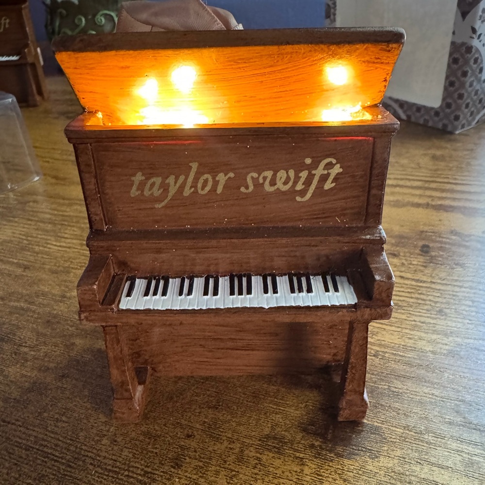 Beautiful Taylor Swift Willow Piano Holiday Ornament!